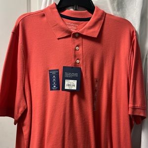 Men’s short sleeve polo.
